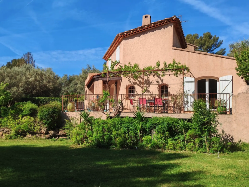 Villa avec piscine, terrasse et belle vue au Revest-les-Eaux