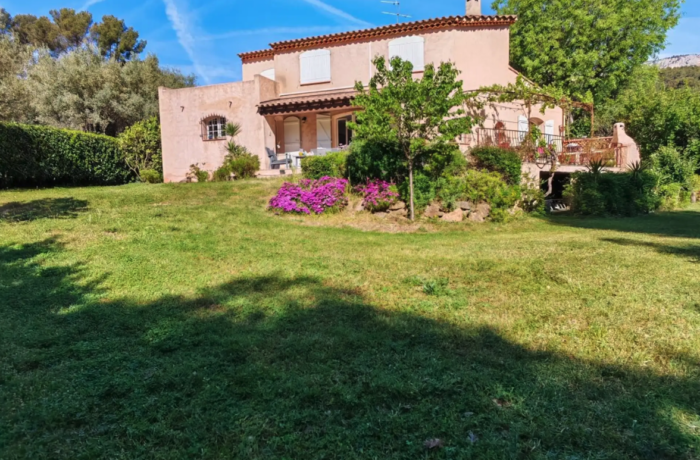 Villa avec piscine, terrasse et belle vue au Revest-les-Eaux