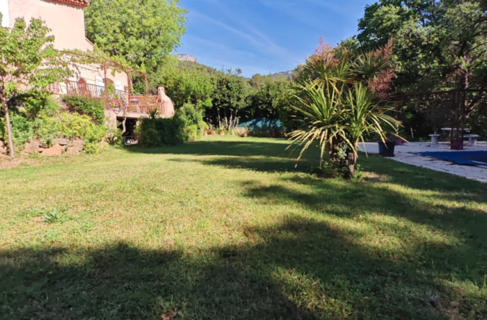 Villa avec piscine, terrasse et belle vue au Revest-les-Eaux